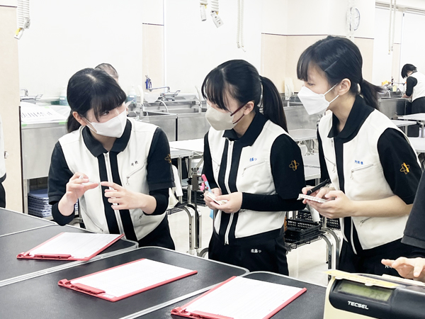1年生、接客の勉強が始まりました！